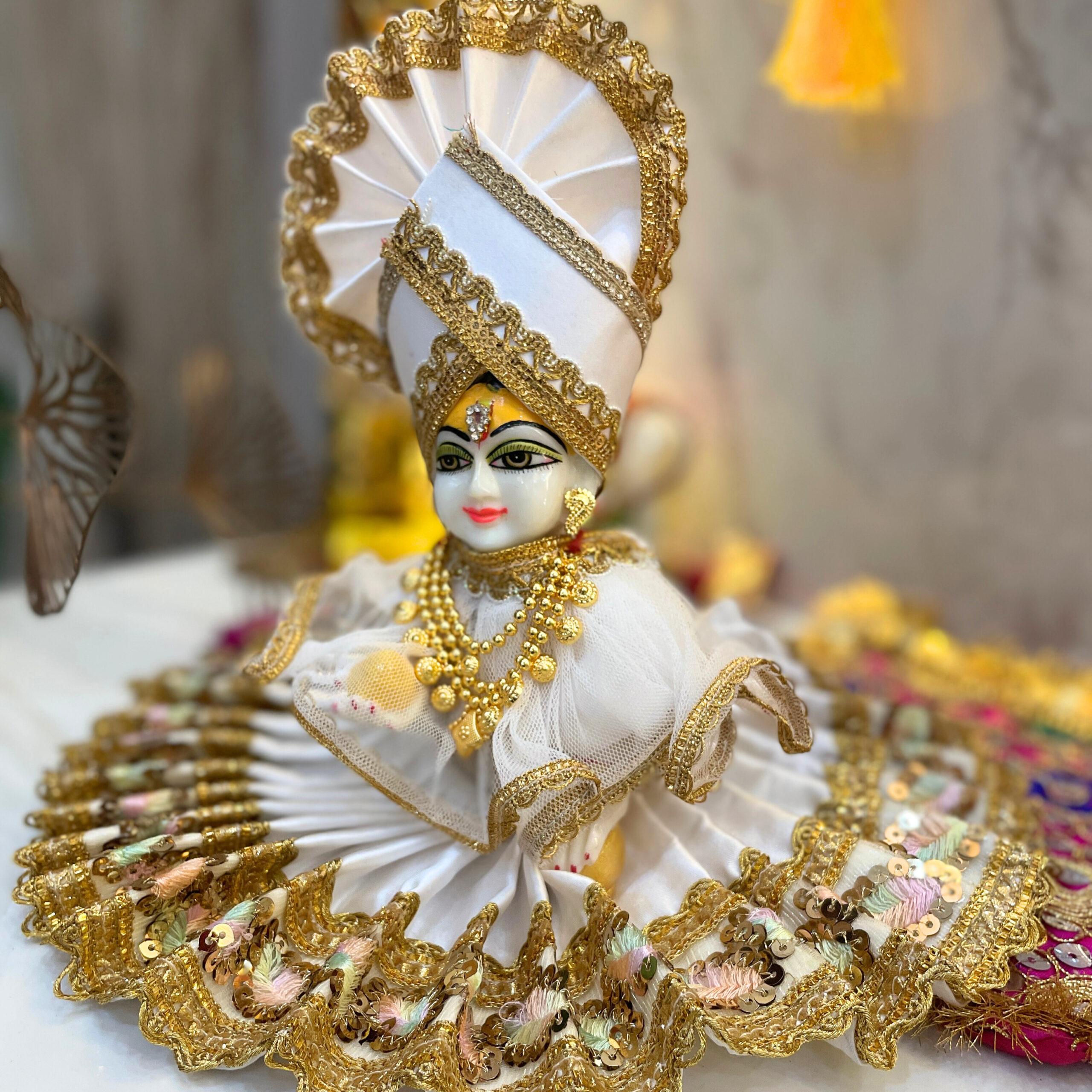 Shwet Divya LadooGopal Poshak– The Radiance of Pure Grace