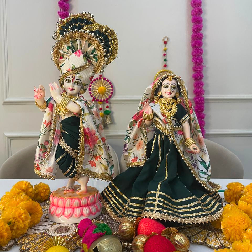 Shyam Sakhi Pushp Leela Poshak